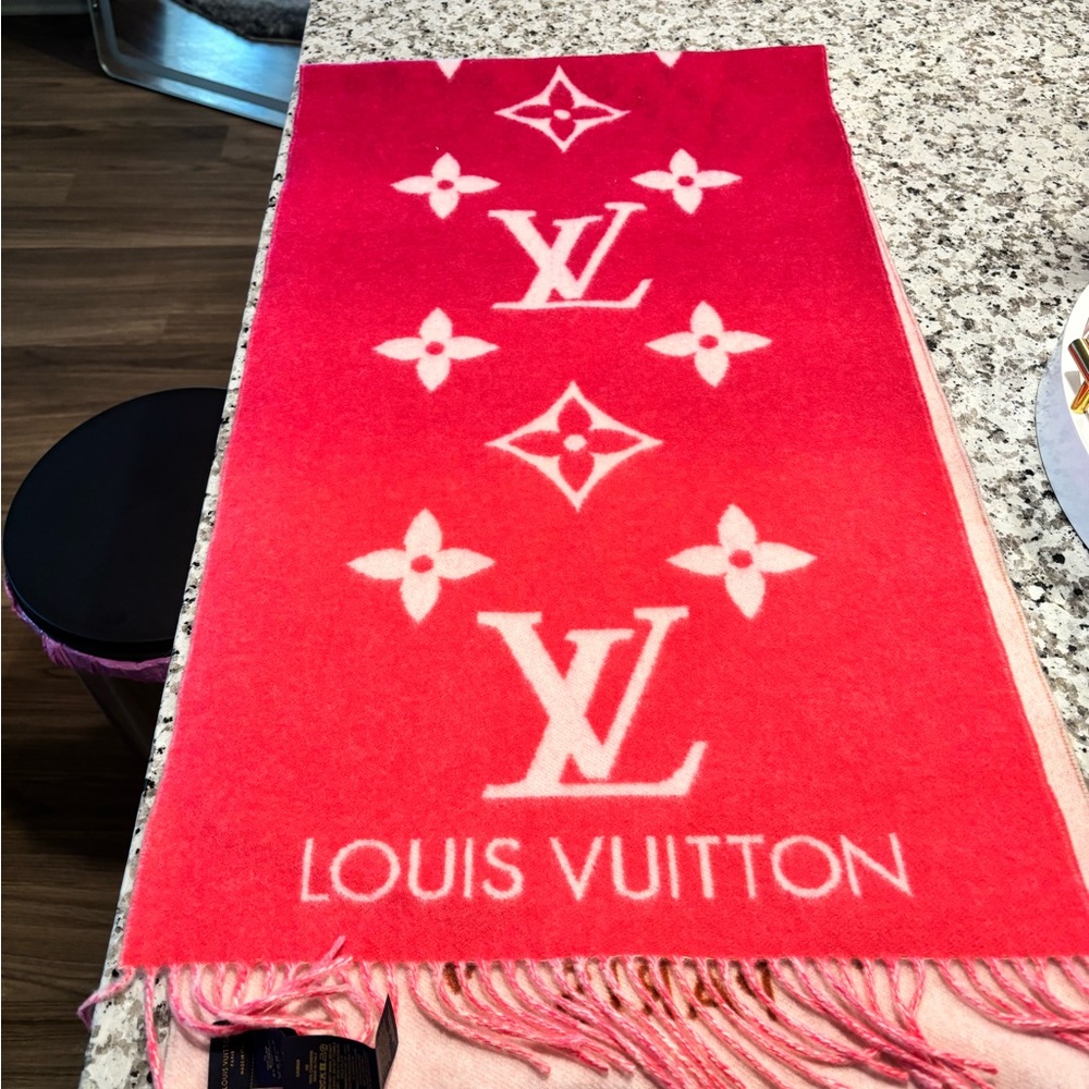 LOUIS VUITTON PINK SCARF